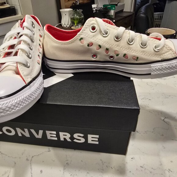 Converse Chuck Taylor All Star Strawberries Shoes (A14933C) Women's Size 9 NEW - Picture 3 of 14